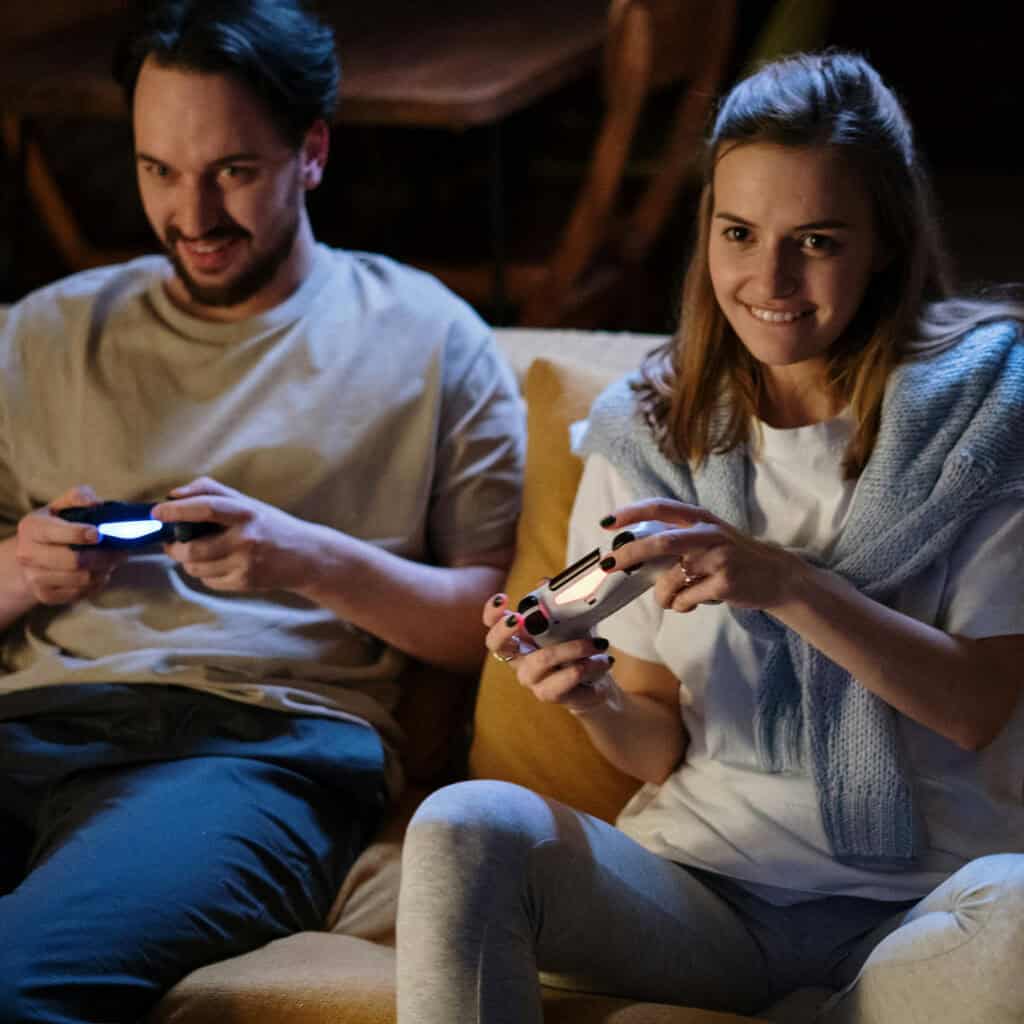 Couple jouant à la console sur un canapé - Promote indie game marketing jeux vidéo