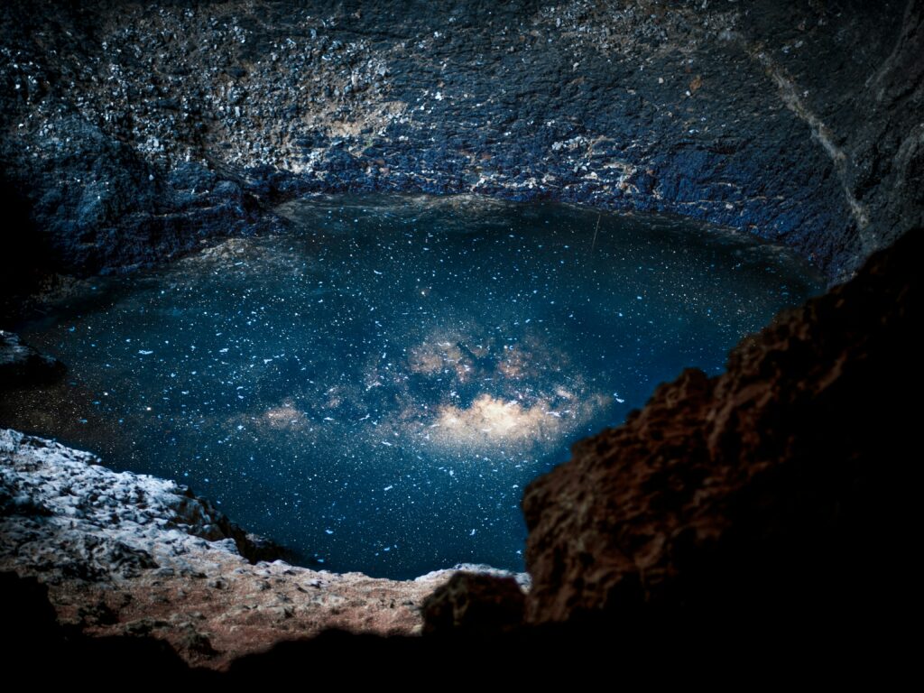 Lac troglodyte de nuit dans lequel se reflète la voie lactée - Ressources marketing gamedev