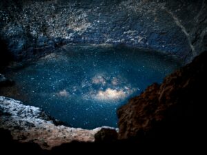 Lac troglodyte de nuit dans lequel se reflète la voie lactée - Ressources marketing gamedev
